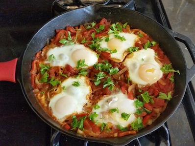 picture of eggs pan-cooked in a mildly spicy tomato sauce